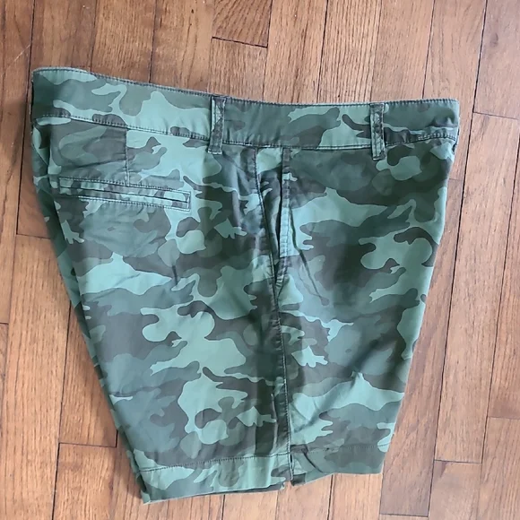 Old Navy Everyday Short High Rise Green Camouflage Shorts Sz 10 - Picture 4 of 4